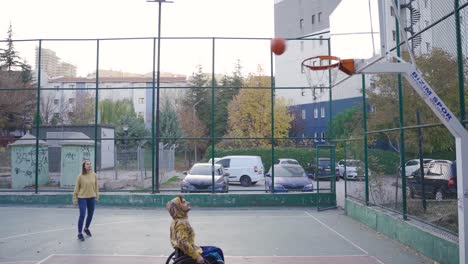 Behinderter-Junger-Mann,-Der-Mit-Seiner-Freundin-Basketball-Spielt.